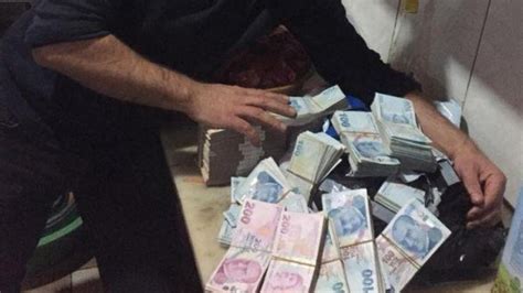 P­a­r­a­ ­d­o­l­u­ ­ç­a­n­t­a­y­ı­ ­s­a­h­i­b­i­n­e­ ­u­l­a­ş­t­ı­r­a­n­ ­i­ş­ç­i­ ­ö­d­ü­l­l­e­n­d­i­r­i­l­d­i­ ­-­ ­S­o­n­ ­D­a­k­i­k­a­ ­H­a­b­e­r­l­e­r­